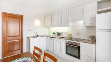 Een koelkast, een microgolfoven, een oven, een vaatwasser