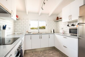 Kühlschrank, Mikrowelle, Ofen, Wasserkocher mit Kaffee-/Teezubehör