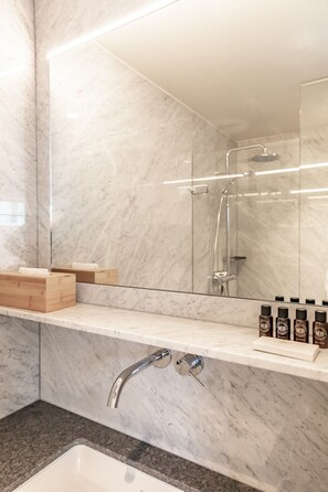 Luxury Apartment | Bathroom | Shower, hydromassage showerhead, hair dryer, towels - Lutkenieuwstraat (Groningen)