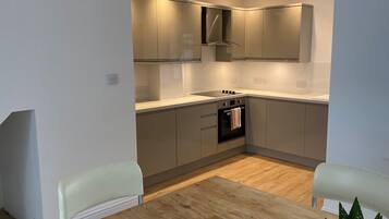 Jääkaappi, mikroaaltouuni, uuni, liesi