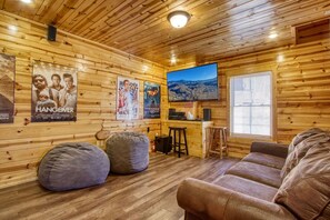 Smart TV, fireplace, video games - Moonlight Getaway, Hot Tub, Amazing Views, $560 FREE tickets each paid day!!! (Sevierville)