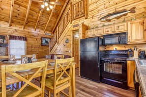Microwave, dishwasher, coffee/tea maker, toaster - Moonlight Getaway, Hot Tub, Amazing Views, $560 FREE tickets each paid day!!! (Sevierville)