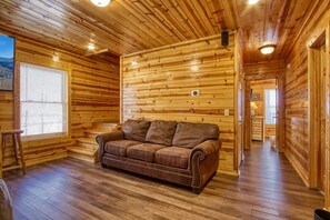 Smart TV, fireplace, video games - Moonlight Getaway, Hot Tub, Amazing Views, $560 FREE tickets each paid day!!! (Sevierville)