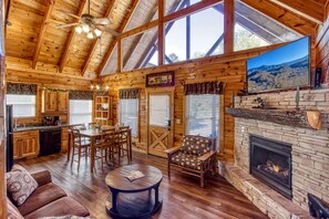 Smart TV, fireplace, video games - Moonlight Getaway, Hot Tub, Amazing Views, $560 FREE tickets each paid day!!! (Sevierville)