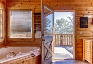 Interior - Moonlight Getaway, Hot Tub, Amazing Views, $560 FREE tickets each paid day!!! (Sevierville)