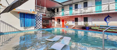 Kolam renang terbuka, kerusi lepak pantai