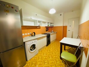 Doppelzimmer | Eigene Küche | Großer Kühlschrank, Ofen, Herdplatte, Wasserkocher