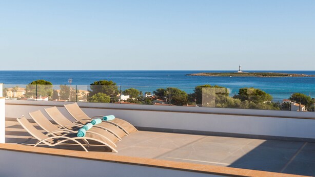 A rooftop terrace with sun loungers and a view of the sea. - Villa Caterina - Playa de Punta Prima (San Luis)