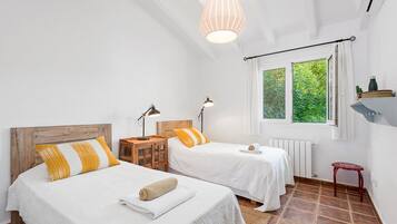 4 dormitorios, tabla de planchar con plancha, cuna de viaje