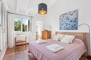 4 bedrooms, iron/ironing board, free WiFi, bed sheets