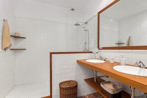 Dusche, Haartrockner, Handtücher