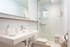 Badewanne, Haartrockner, Handtücher