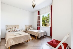 3 slaapkamers, een strijkplank/strijkijzer, gratis wifi, beddengoed