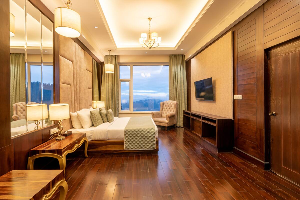Mayflower Suite | 房內夾萬、書桌、遮光窗簾/窗簾、熨斗/熨衫板