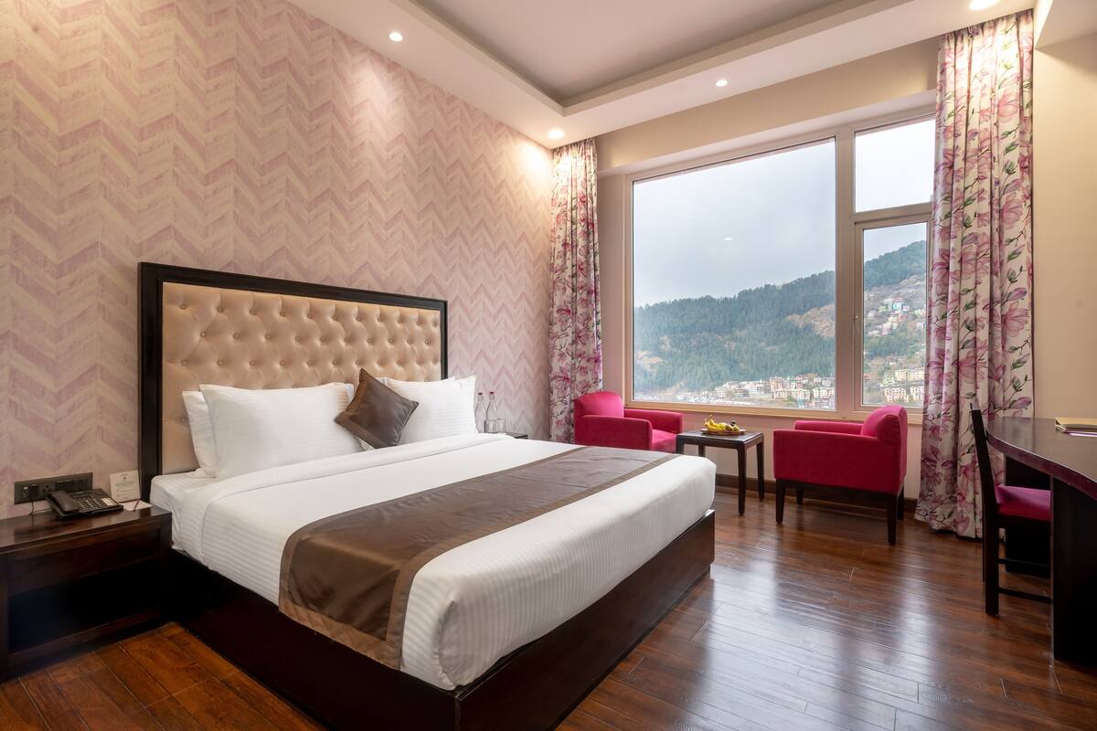 Premier Valley View Room | 房內夾萬、書桌、遮光窗簾/窗簾、熨斗/熨衫板