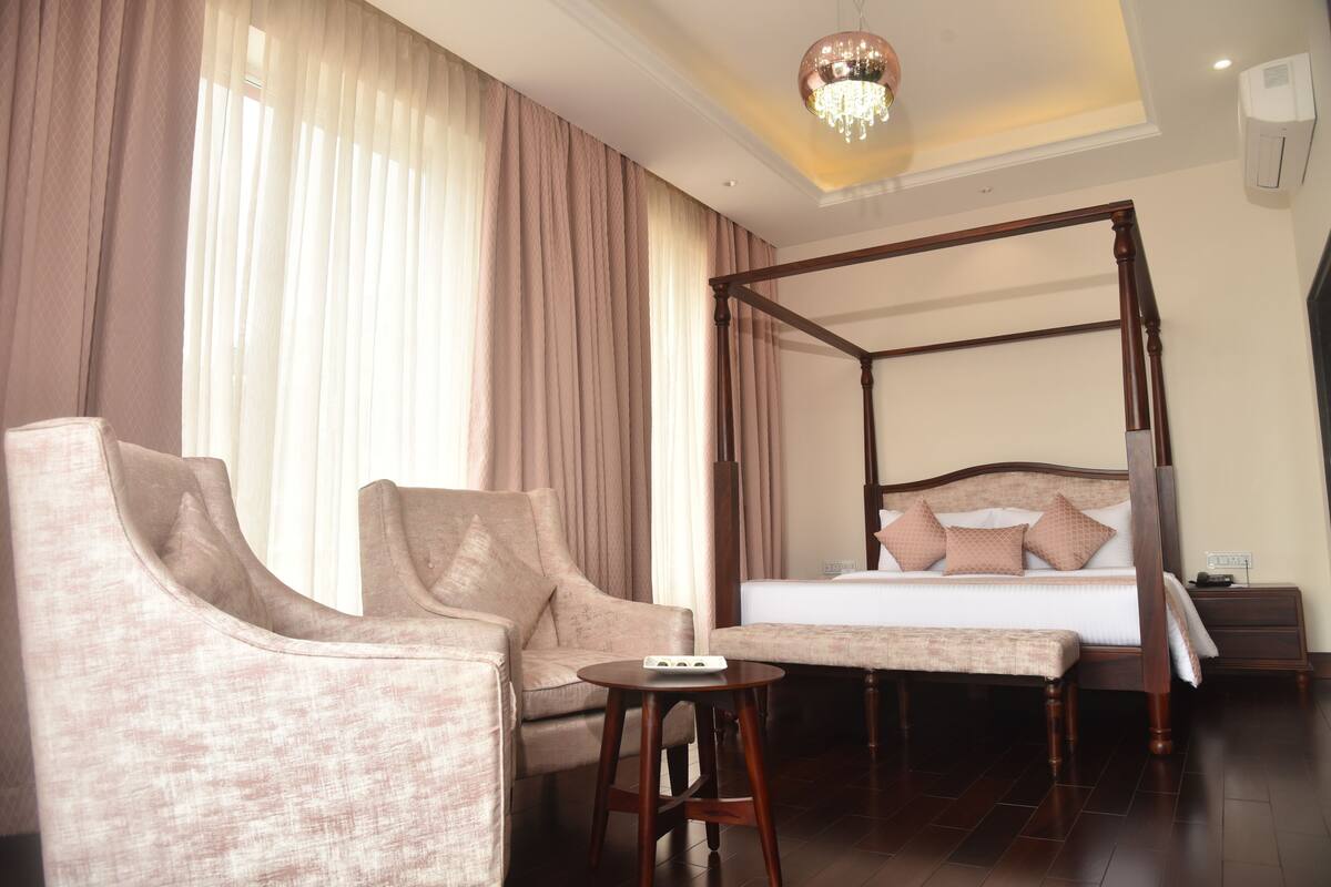 Orchid Suite - Bathtub with Jacuzzi & Hydrotherapy Shower | 客廳 | 43 吋電視連有線電視頻道