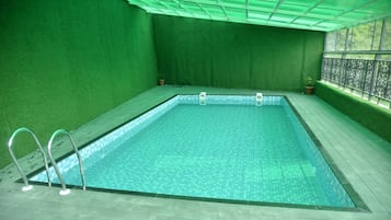 Utomhuspool, gratis cabanor och parasoller