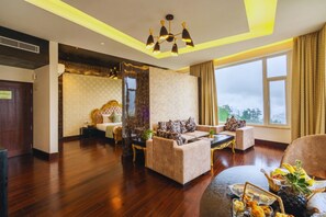 总统套房 | 起居区 | 43-英寸电视（配备有线频道）