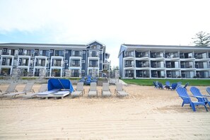 Property grounds - Sandy Beach! Pool, air conditioning. Traverse City studio condo on the Bay (Traverse City)