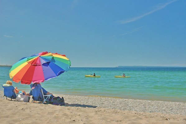 On the beach - Sandy Beach! Pool, air conditioning. Traverse City studio condo on the Bay (Traverse City)