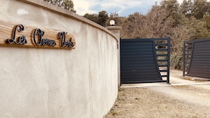 Una pared de concreto con un letrero de madera que dice "Les Grandes Vignes".