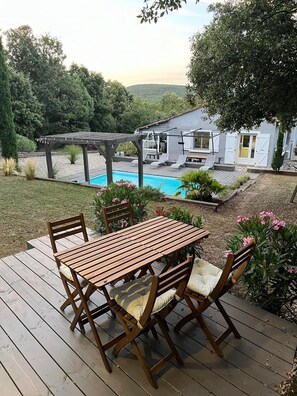 Outdoor dining - Studio with heated pool near the Gorges de l'Ardèche (Labastide-de-Virac)