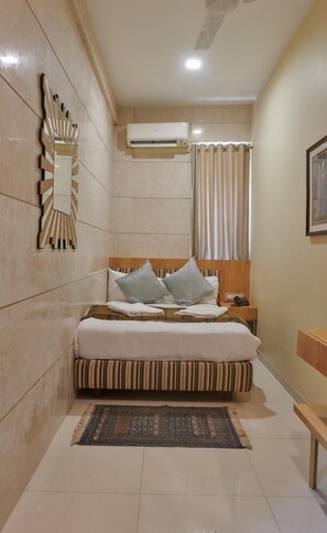 Interior - Bentley Hotel Churchgate (Mumbai)