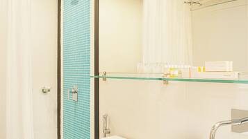 Een douche, gratis toiletartikelen, handdoeken, zeep
