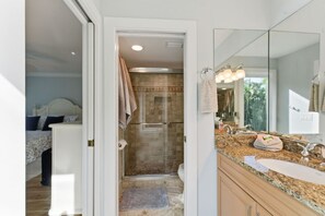 Combined shower/bathtub, hair dryer - Captiva Hideaway on Old Lodge Lane (Captiva)