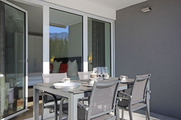 تناول الطعام بالخارج