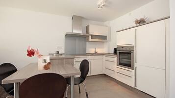 Fridge, stovetop, coffee/tea maker, electric kettle