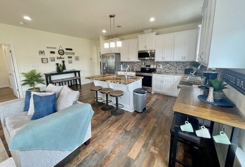 Beach side, 3 Bedroom, 2 bathroom, Sleeps 11, Great price!