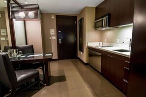 ثلاجة، ميكروويف، فرن، موقد طهي مسطح