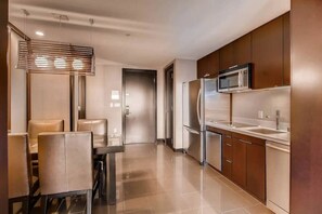 冷蔵庫、電子レンジ、オーブン、コンロ