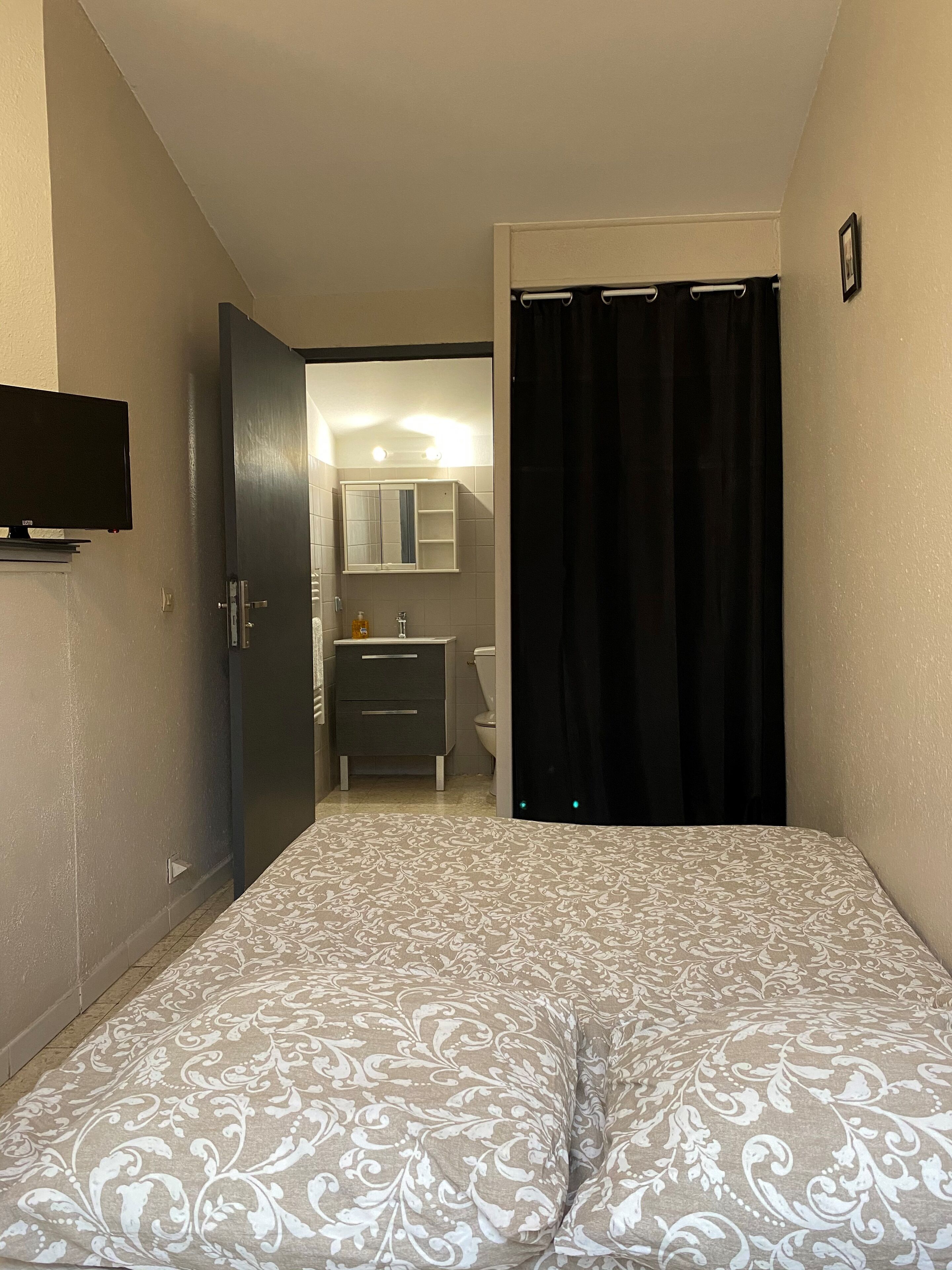 1 chambre, fer et planche à repasser, draps fournis