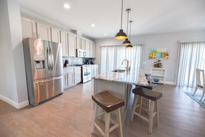 Fridge, microwave, stovetop, dishwasher