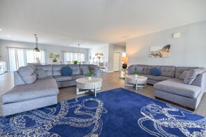 Smart TV, fireplace - Stunning waterfront home, beach, pools, pet friendly! (Long Neck)