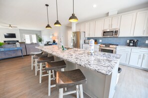 Refrigerador, microondas, placa de cocina, lavavajillas