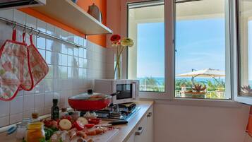 Frigorifero, microonde, macchina per tè/caffè, tostapane