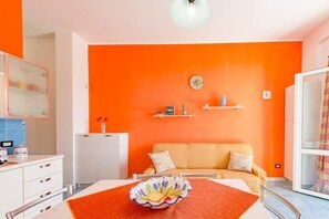 TV - Holiday Apartment in Sciacca with Terrace, Garden and Barbecue (Sciacca)