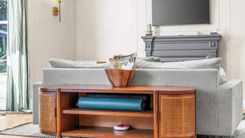 Televisión, chimenea, estéreo y oficina