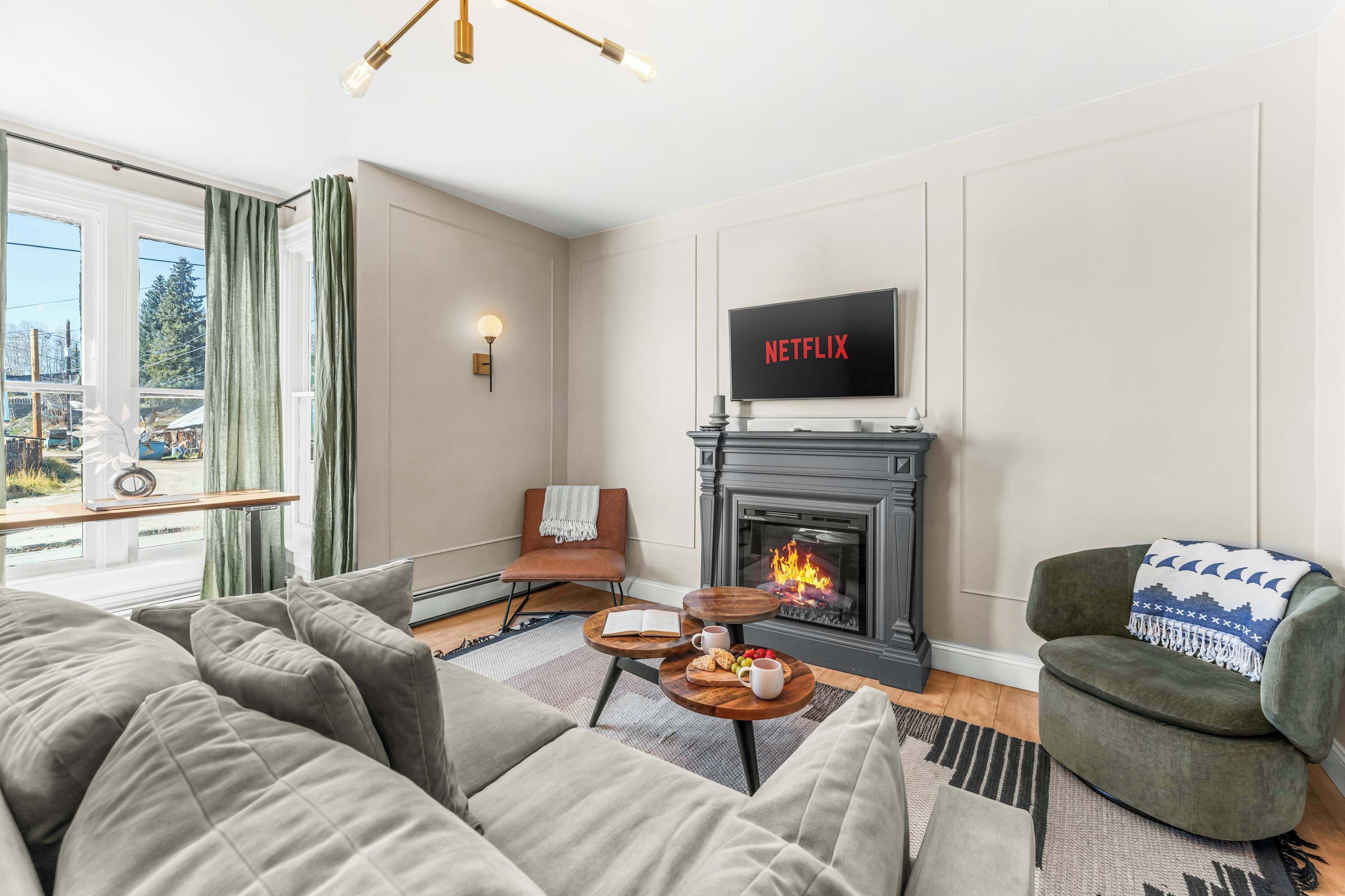 Télévision, cheminée, chaîne hi-fi, espaces bureaux