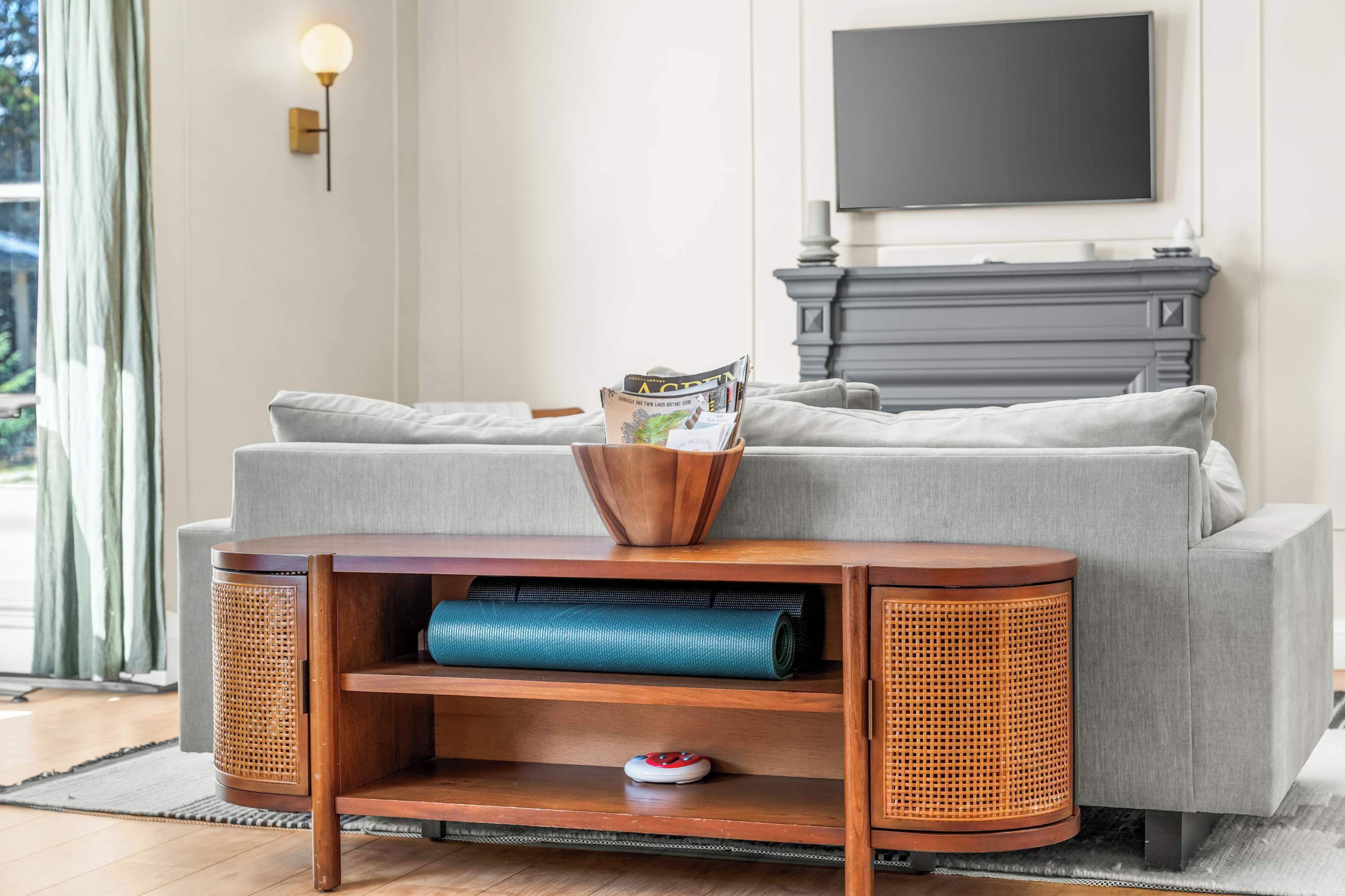 Télévision, cheminée, chaîne hi-fi, espaces bureaux