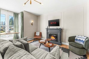 Televisio, takka, stereot, työhuone