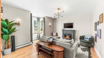 Una televisión, una chimenea, un reproductor estéreo, una oficina