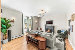 Televisie, een open haard, een stereo en een kantoor