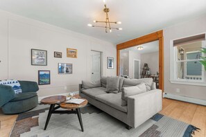 テレビ、暖炉、ステレオ、書斎 / ワークスペース