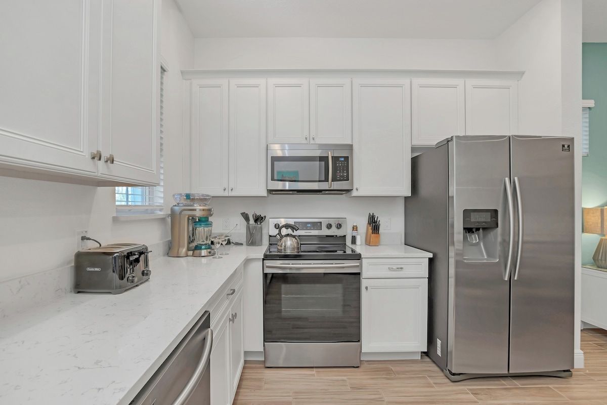 Fully equipped kitchen of the apartment in Four Corners. - Availability of all kitchen accessories - Large amount of storage - Sufficient space to work according to your ease - Excellent bright space of apartment - Availability of high chairs
