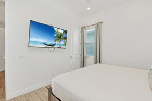 3 bedrooms, desk, iron/ironing board, travel cot