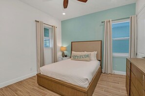 Spacious bedroom of the apartment in Four Corners. - Comfy Double bed - Elegantly designed room - Beautiful painted walls with decoration - Majestic table lamps - Neat and clean linen - Large windows with beautiful views - TV and Netflix available